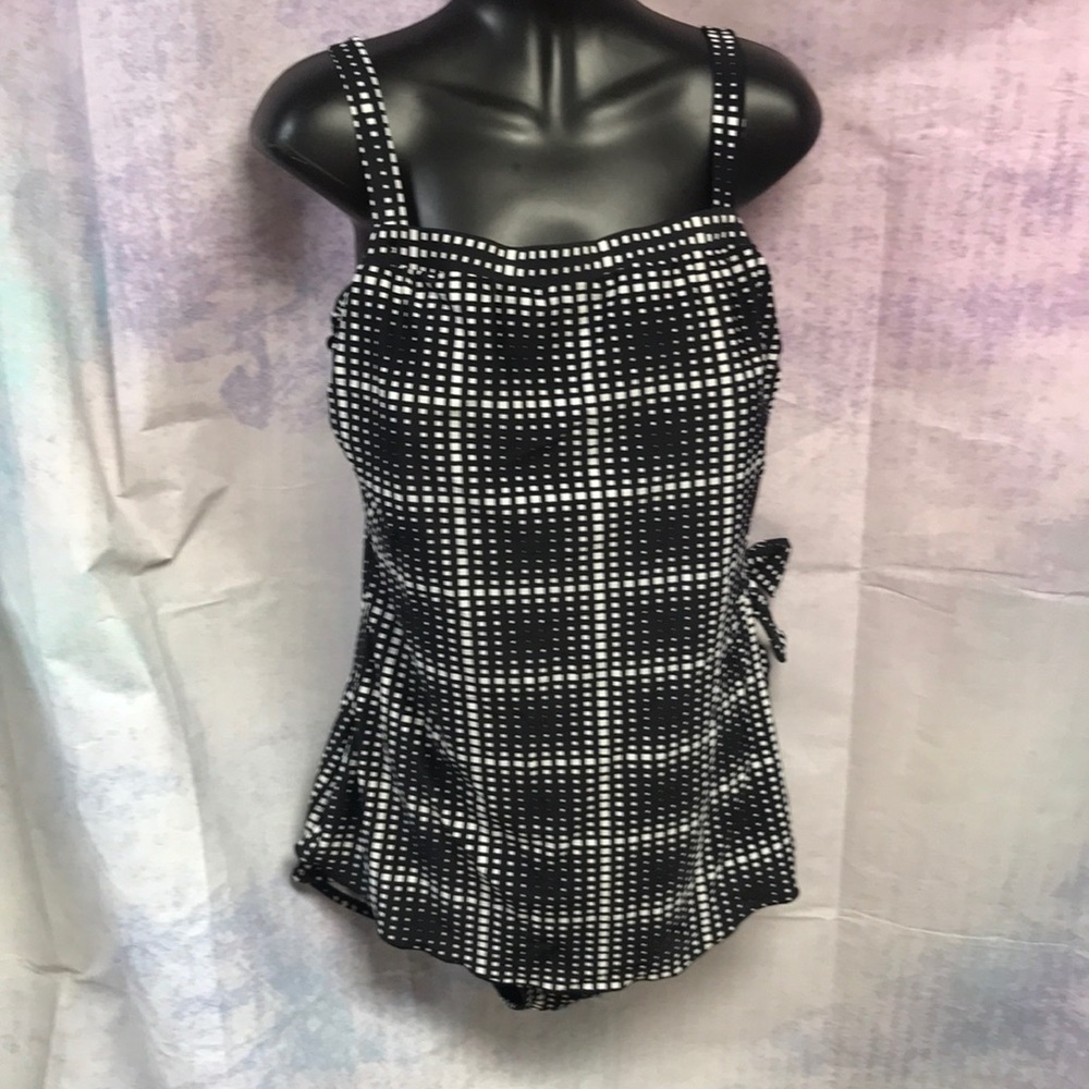 Island Pearls 1 PC swim suit size 18. Black & whit